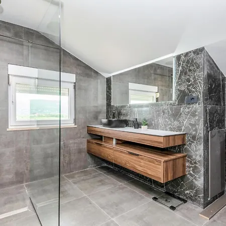 Beautiful In With Kitchen Holiday home *